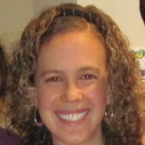 Headshot of Dara Strauss-Albee